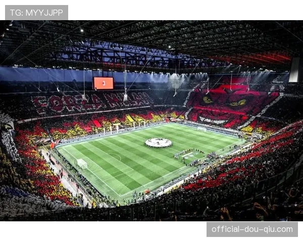 米兰德比看台出现巨型TIFO，致敬俱乐部传奇马尔蒂尼